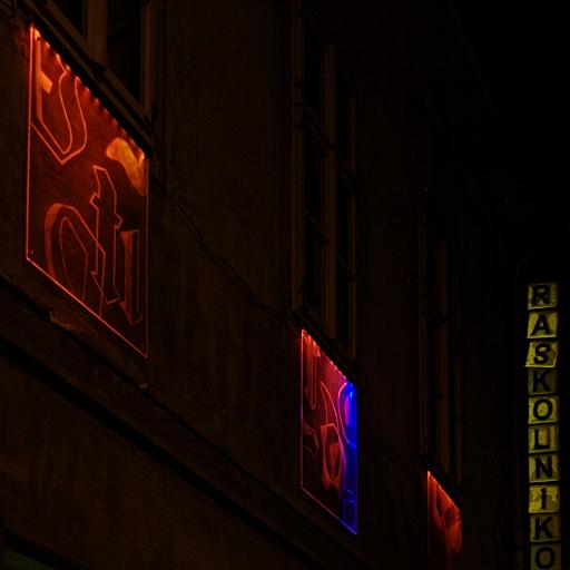 leuchtende Acryltafeln montiert an Hausfassade Dresden